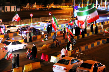 استقبال و بدرقه زائران توسط طلاب در عوارضی قم-تهران