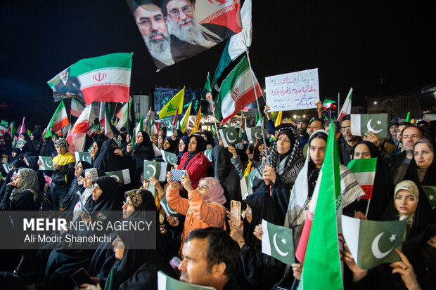 Mashhad hosts gathering to show solidarity btw Iran, Pakistan
