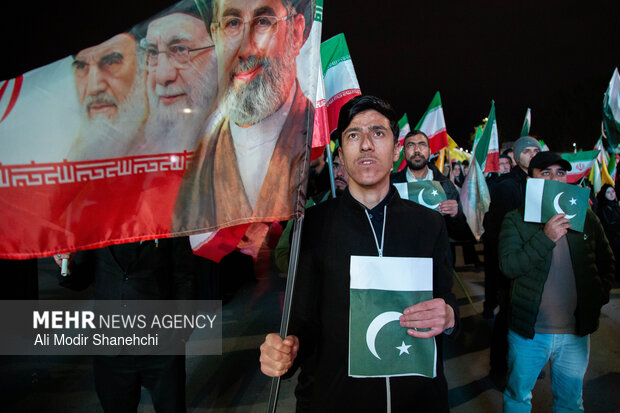 Mashhad hosts gathering to show solidarity btw Iran, Pakistan
