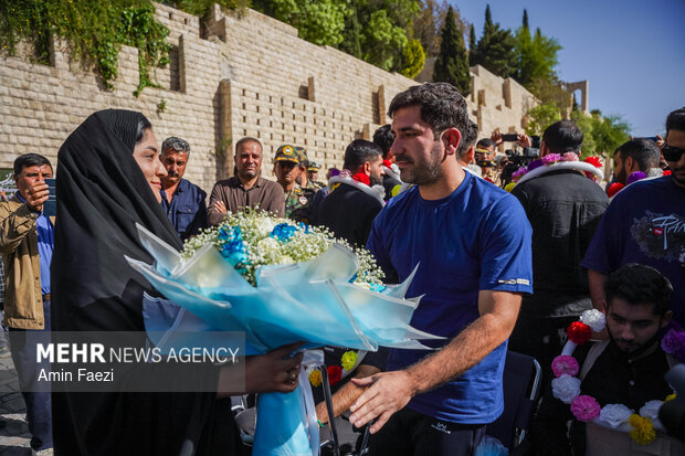 استقبال از ملوانان ناو شکن دنا در شیراز