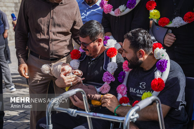 استقبال از ملوانان ناو شکن دنا در شیراز