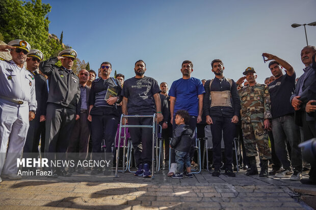 استقبال از ملوانان ناو شکن دنا در شیراز