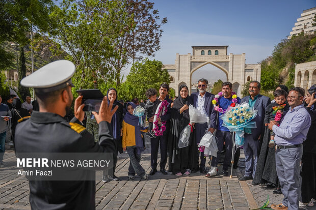 استقبال از ملوانان ناو شکن دنا در شیراز