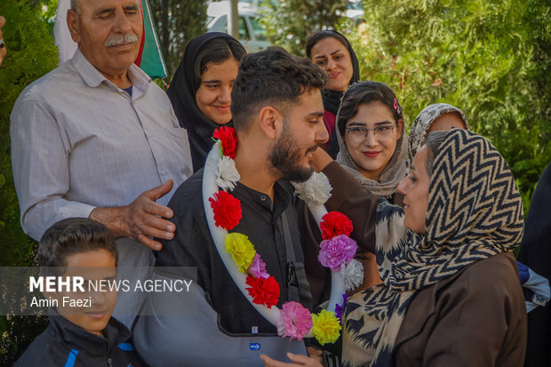 استقبال از ملوانان ناو شکن دنا در شیراز