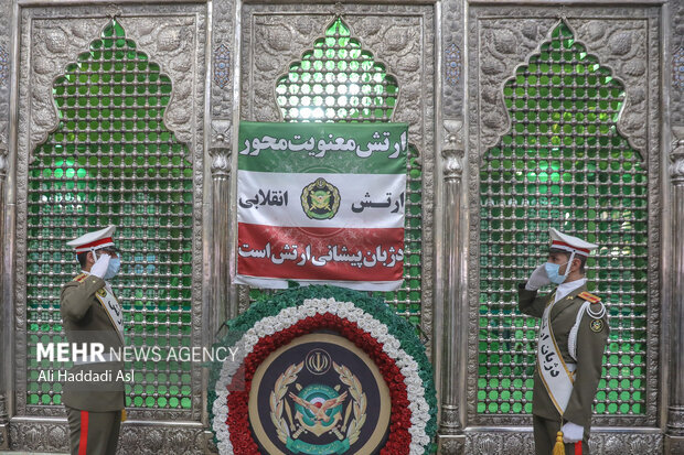 Army commanders renew allegiance with late Imam Khomeini (RA)