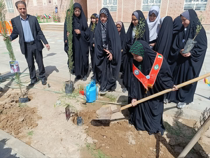 «کاشت نهال امید» به یاد رهبر شهید و دانش‌آموزان شهید میناب در بهاباد