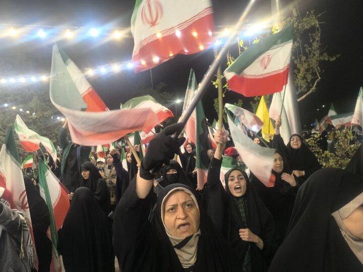 حضور پرشور مردم مشهد در شب چهل و نهم