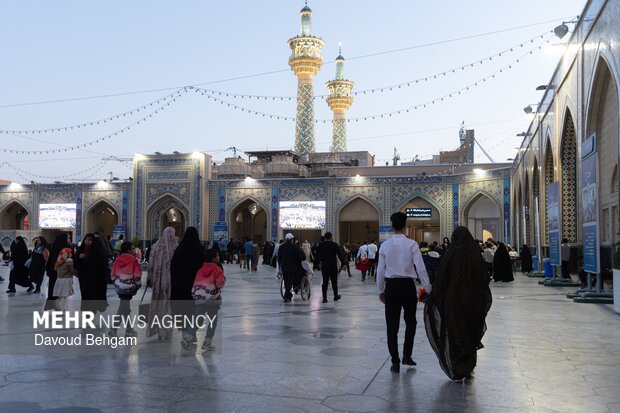 حال و هوای حرم رضوی در شب ولادت حضرت معصومه (س)