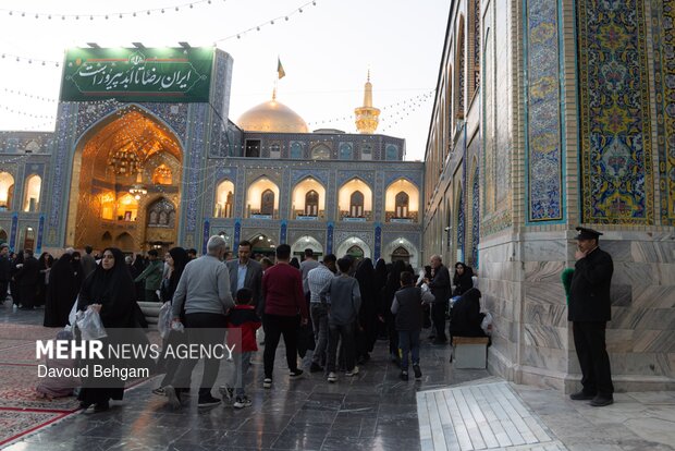 حال و هوای حرم رضوی در شب ولادت حضرت معصومه (س)