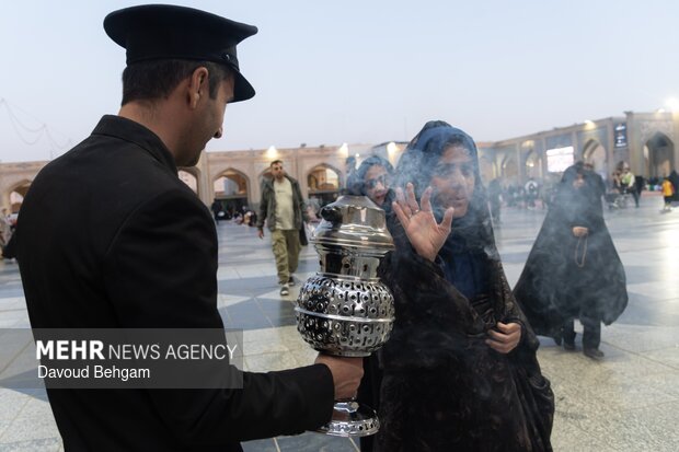 حال و هوای حرم رضوی در شب ولادت حضرت معصومه (س)