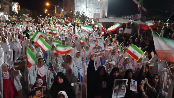 تجمع دانش‌آموزان همراه با والدین به یادشهدای دانش آموز میناب در خورموج