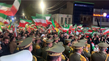 اجرای مارش نظامی ارتش در تجمع شبانه مردم ارومیه