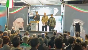 بازمانده ناو دنا در جمع مردم: راه شهدا با افتخار ادامه دارد