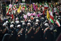 دختران جان فدای کرمانی با فریاد ایثار و ولایت مداری در میدان کوثر