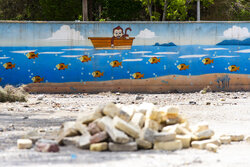 آثار تجاوزات آمریکایی-صهیونی در دبستان شهید قدوسی اصفهان