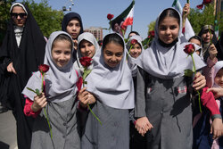 روایتی از دختران ایرانی در اجتماع روز میلاد حضرت معصومه(س) در مشهد