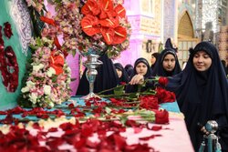 گلباران حرم مطهر امام رضا(ع) با حضور دختران ایرانی