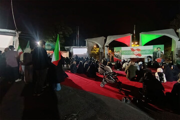 تجلیل از عوامل فیلم «احمد» مقابل سردر دانشگاه تهران