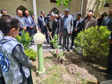 نهال «امید» به یاد شهدای میناب در اصفهان کاشته شد