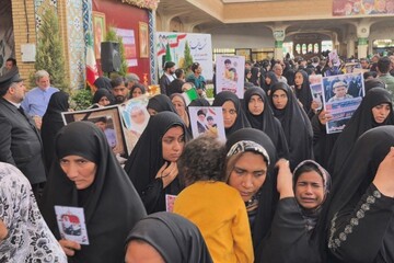 تشرف خانواده های شهدای دانش آموز میناب به حرم بانوی کرامت