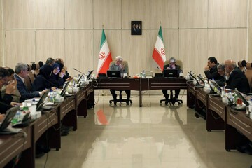 عارف: إيران ستحافظ على إنجازاتها في مضيق هرمز