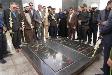 ادای احترام استاندار لرستان به مقام شامخ شهدای گمنام دلفان