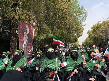 في يوم الفتاة الايرانية تجمع لفتيات "روحي لايران الفداء"