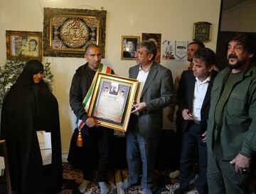 استاندار لرستان با خانواده شهید «یار مرادی» در دلفان دیدار کرد