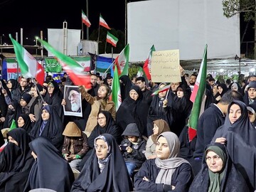 برگزاری مراسم دختران وطن و اجتماع شبانه سنندجی ها در میدان آزادی شهر