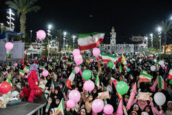 دخترانه در میدان ایستاده برای ایران؛ شب‌های صورتی رشت ادامه دارد