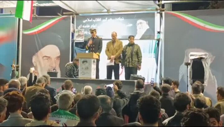 بازمانده ناو دنا در جمع مردم: راه شهدا با افتخار ادامه دارد