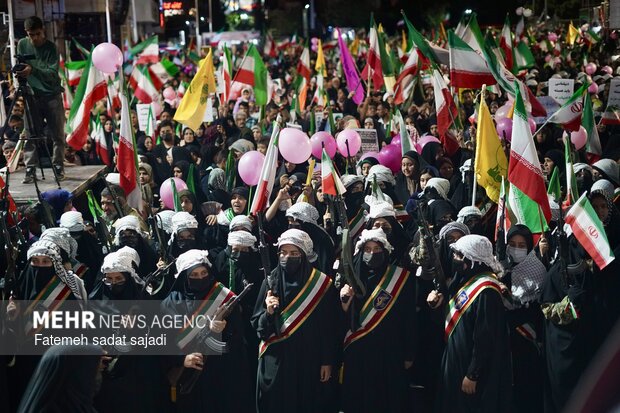 دختران جان فدای کرمانی با فریاد ایثار و ولایت مداری در میدان کوثر