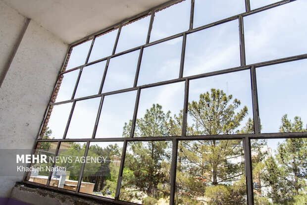 آثار تجاوزات آمریکایی-صهیونی در دبستان شهید قدوسی اصفهان