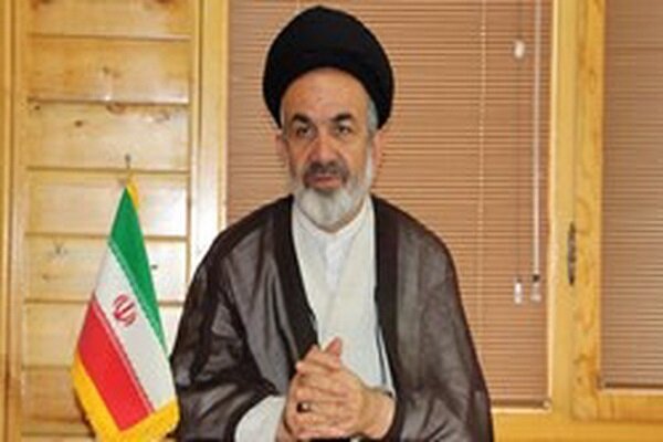 مقام معظم رهبری همچون‌ پدر در حال رهبری هستند