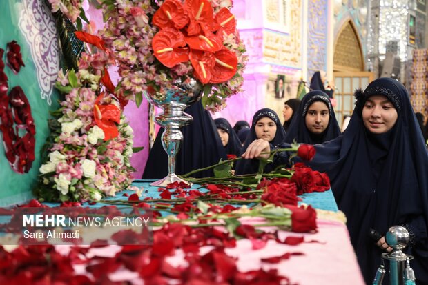 گلباران حرم مطهر امام رضا(ع) با حضور دختران ایرانی