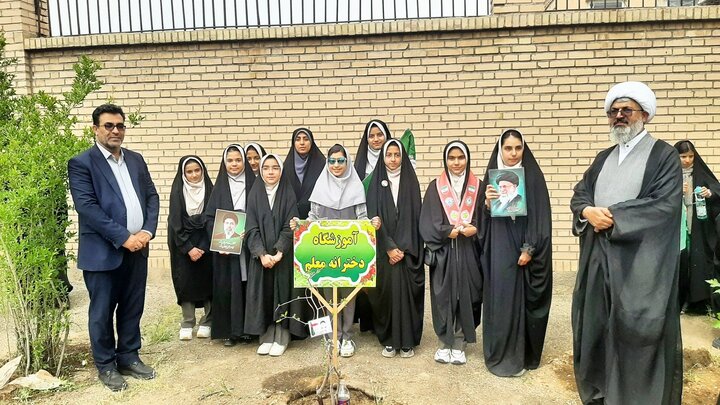 مراسم درختکاری دانش آموزان دختر کاشمری