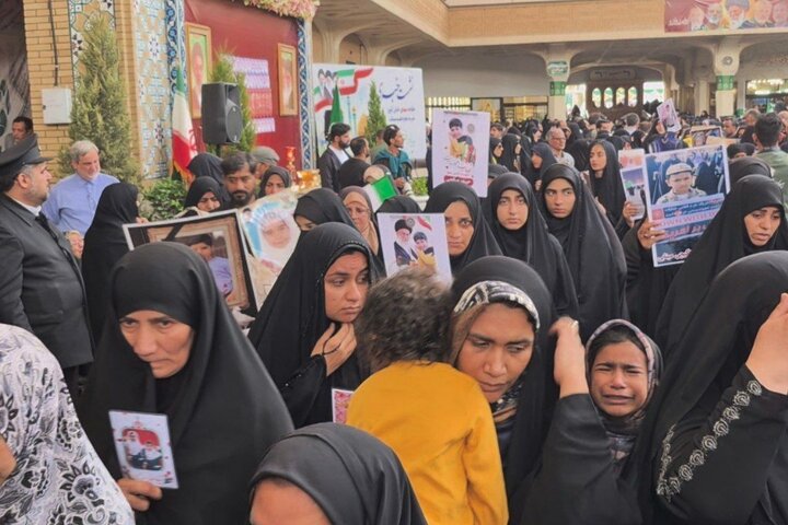 تشرف خانواده های شهدای دانش آموز میناب به حرم بانوی کرامت