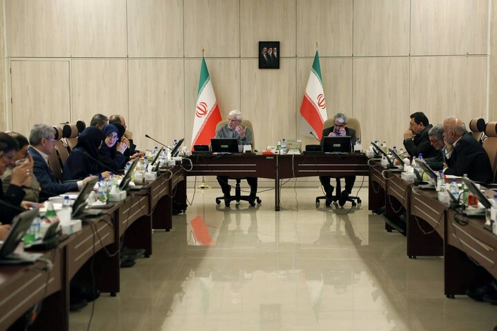 عارف: إيران ستحافظ على إنجازاتها في مضيق هرمز