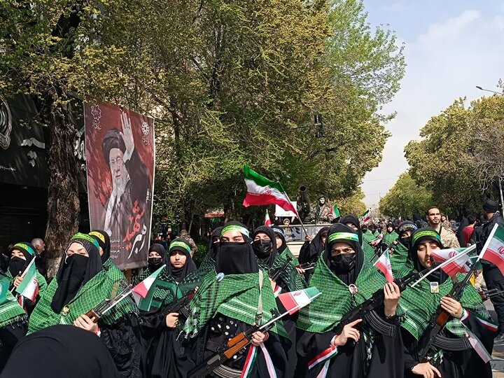 في يوم الفتاة الايرانية تجمع لفتيات "روحي لايران الفداء"