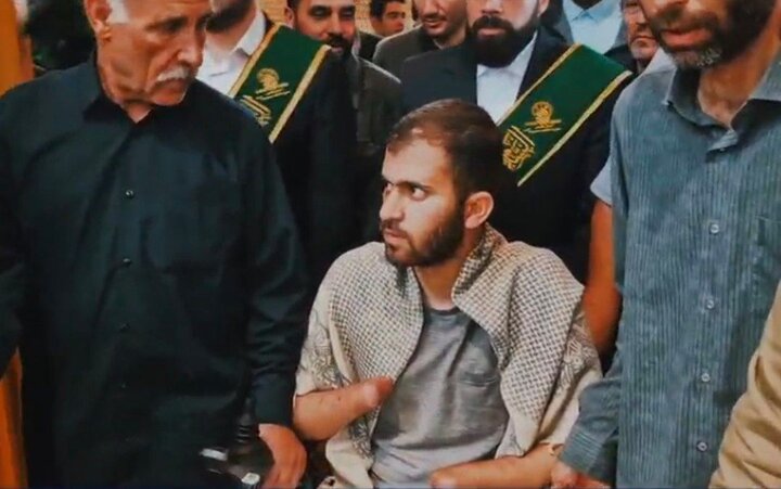 حضور جانباز سرافراز جنگ رمضان «حسین محمدی» در حرم کریمه اهل بیت(س)
