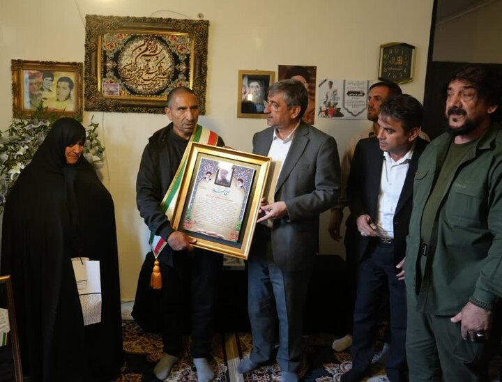 استاندار لرستان با خانواده شهید «یار مرادی» در دلفان دیدار کرد