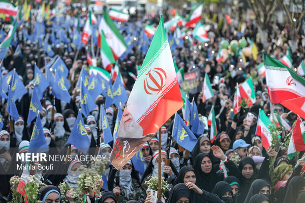 دفاع مقتدرانه ملت ایران از کوله‌های خونین تا سنگر خیابان و پای لانچرها