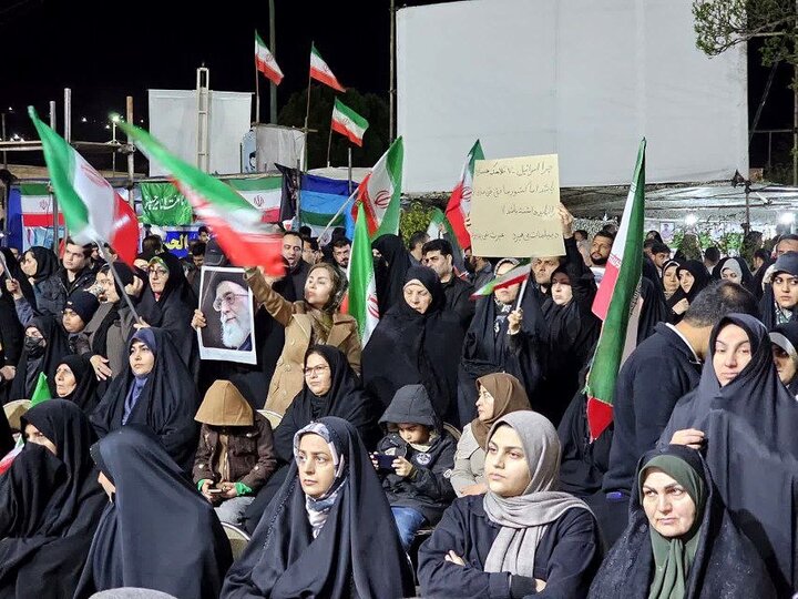 برگزاری مراسم دختران وطن و اجتماع شبانه سنندجی ها در میدان آزادی شهر