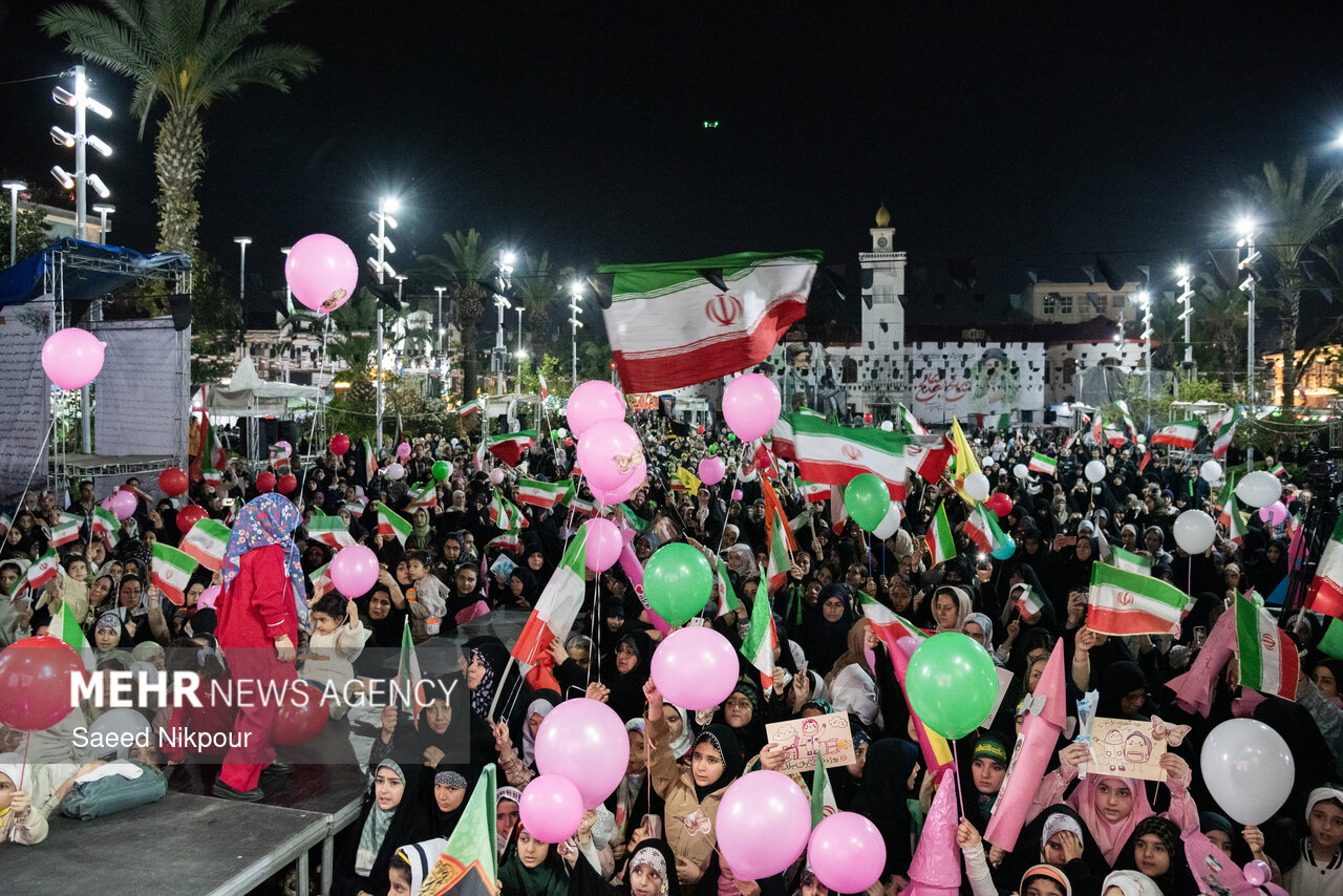 دخترانه در میدان ایستاده برای ایران؛ شبهای صورتی رشت ادامه دارد دخترانه در میدان ایستاده برای ایران؛ شبهای صورتی رشت ادامه دارد