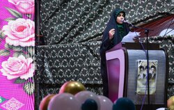 رجزخوانی دختران سنندجی به یاد شهدای جنگ رمضان