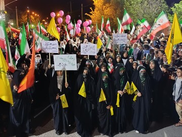 رزمایش اقتدار زنان و دختران بهابادی در اجتماع شبانه مردم