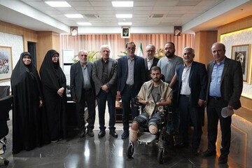 دیدار رئیس بنیاد شهید و امور ایثارگران با جانباز سرافراز حسین محمدی