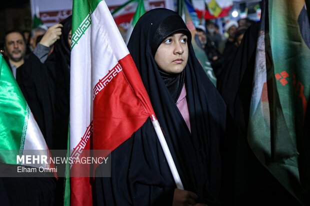 مشت های گره کرده مردم تاکستان بر علیه دشمن در پنجاهمین شب متوالی