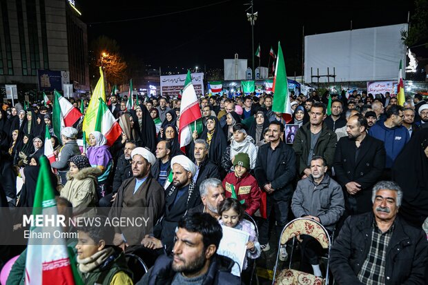 اجتماع بزرگ «دختران وطن» در میدان آزادی سنندج