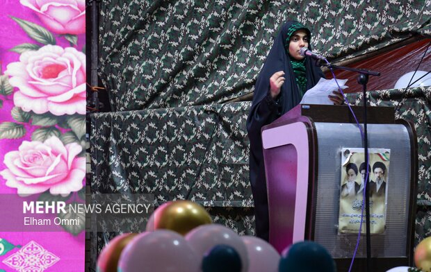 رجزخوانی دختران سنندجی به یاد شهدای جنگ رمضان